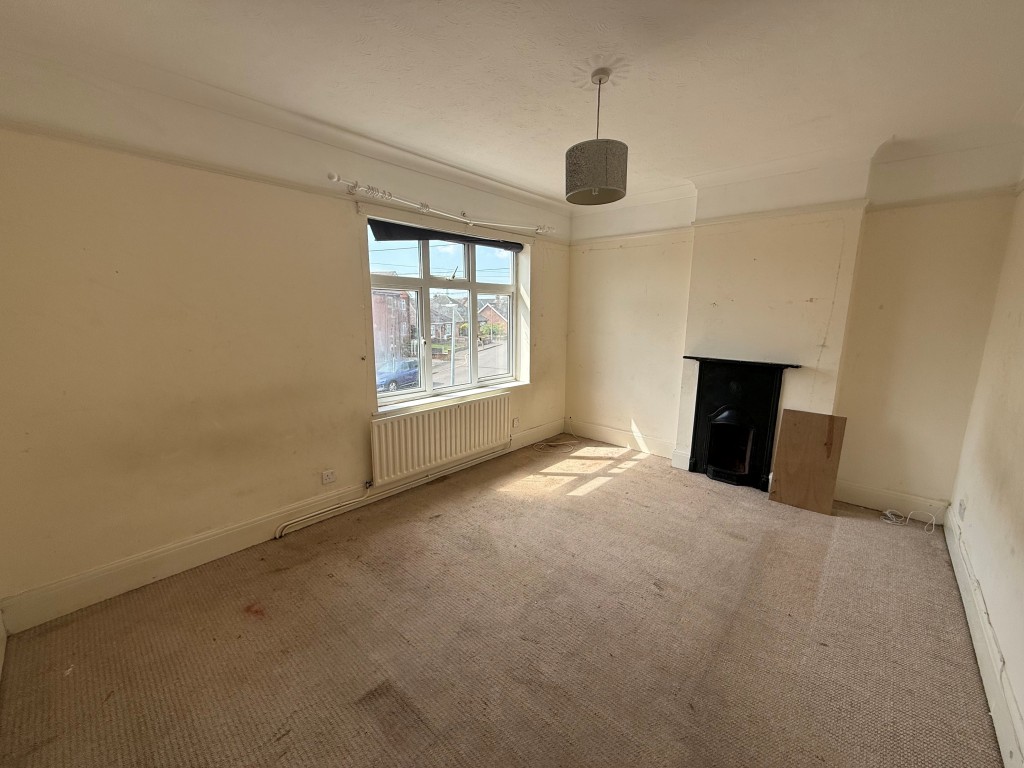 Lot: 143 - TWO-BEDROOM SEMI-DETACHED HOUSE WITH DRIVEWAY - Carpeted main bedroom with fireplace and window